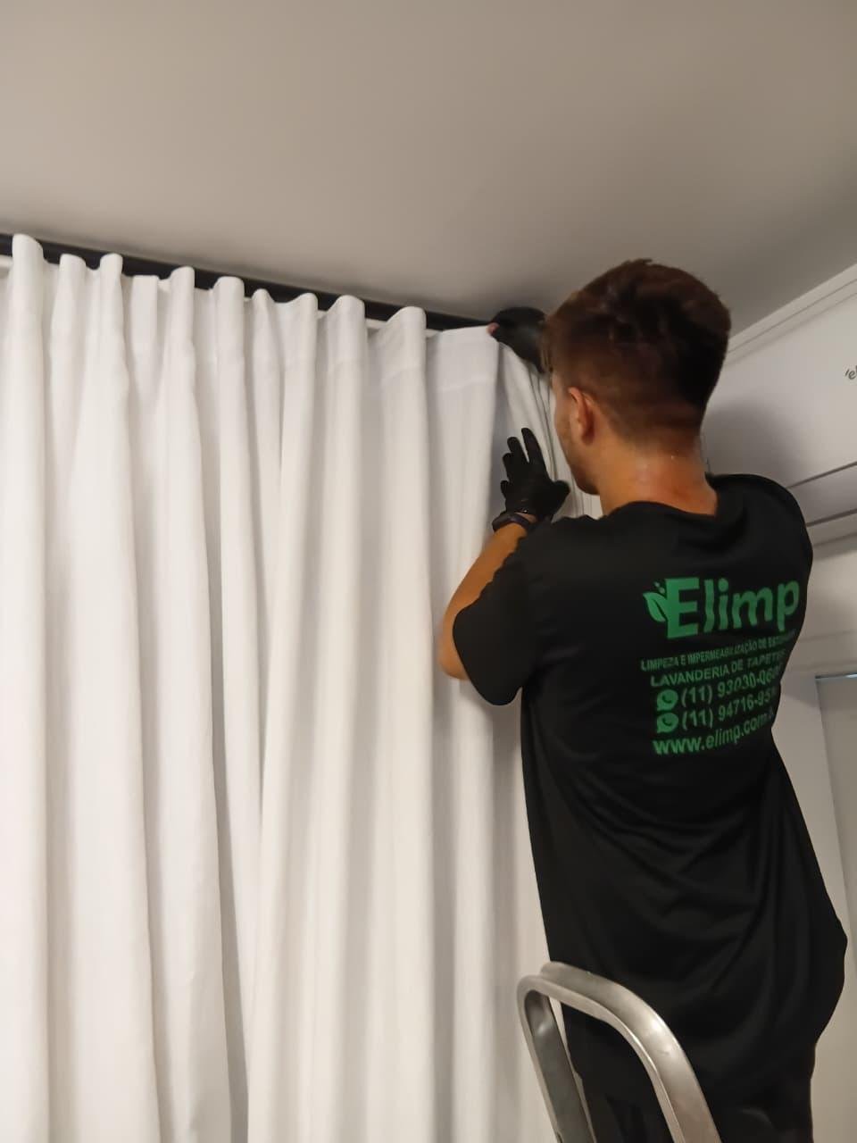 Técnico ELIMP reinstalando cortina